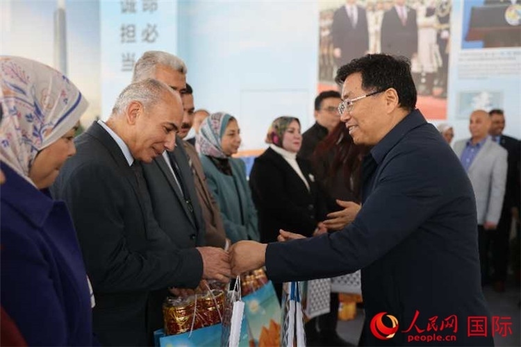中建埃及分公司董事長常偉才為埃及師生發(fā)放新年禮包。人民網(wǎng)記者 黃培昭攝