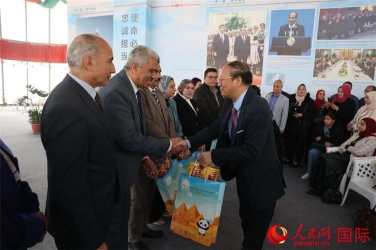 中國駐埃及使館教科處盧春生公參為埃及師生發(fā)放新年禮包。人民網(wǎng)記者 黃培昭攝