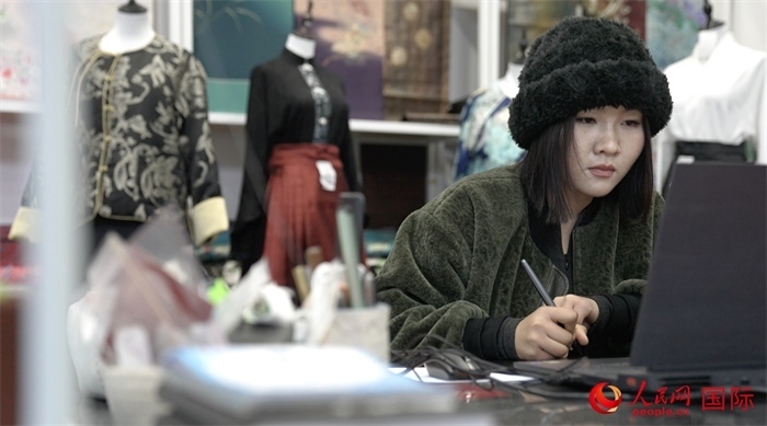 1月23日，在山東省菏澤市曹縣有愛云倉(cāng)直播基地，張子晨正在設(shè)計(jì)漢服。 人民網(wǎng)記者 袁蒙攝