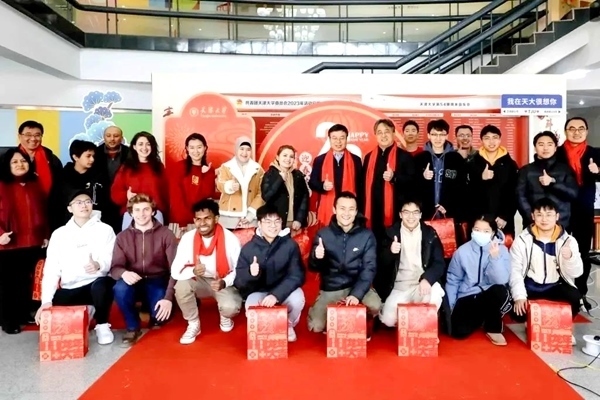 天津大學(xué)同學(xué)們收到新春大禮包。校方供圖