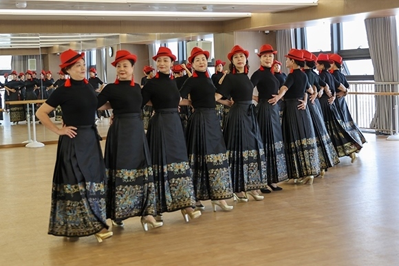 廈門思明區(qū)老年大學(xué)老年模特班正在上課。