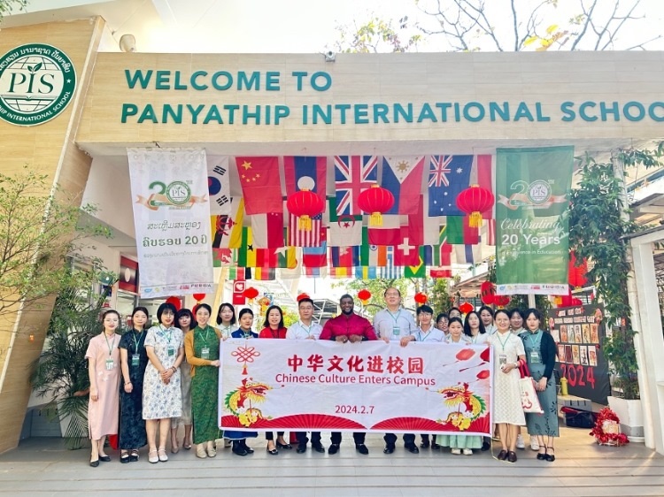 駐老撾使館政治處主任杜長青與白云碧國際學(xué)校校方、參會志愿者教師合影?；顒又鬓k方供圖