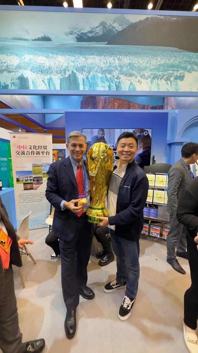 2022年，馬克西米與同事在上海。圖片由受訪者提供