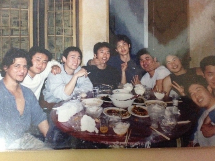 2007 年，卡洛斯·卡斯蒂略（左一）和他的中國朋友在武漢慶祝春節(jié)。圖片由受訪者提供