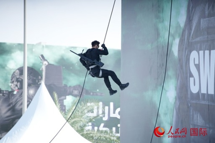 中國(guó)特警索降。人民網(wǎng) 塔里克·易卜拉欣攝