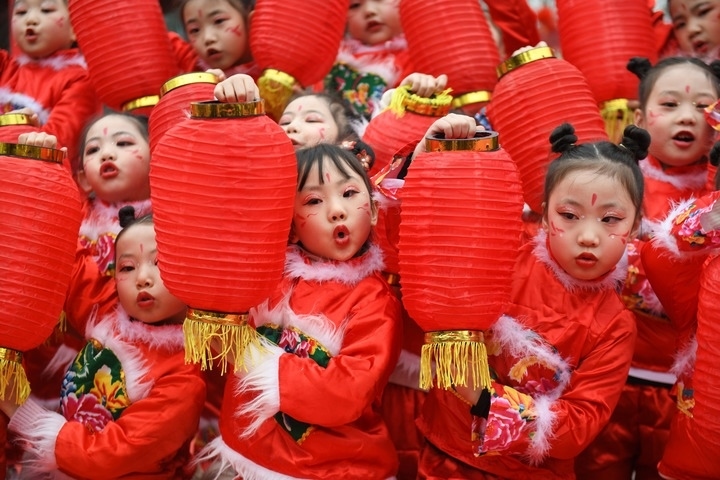 1月18日，四川省閬中市閬中古城，民間藝人和文藝工作者在表演節(jié)目歡度臘八節(jié)，喜迎農(nóng)歷新年。這是參演的小朋友在表演。新華社發(fā)（王玉貴 攝）