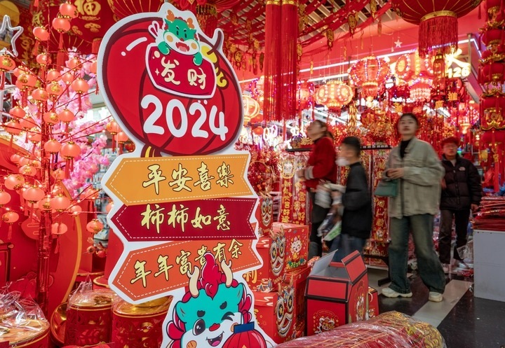 1月11日，顧客在昆明新螺螄灣國際商貿(mào)城選購節(jié)日飾品。新華社記者 陳欣波 攝