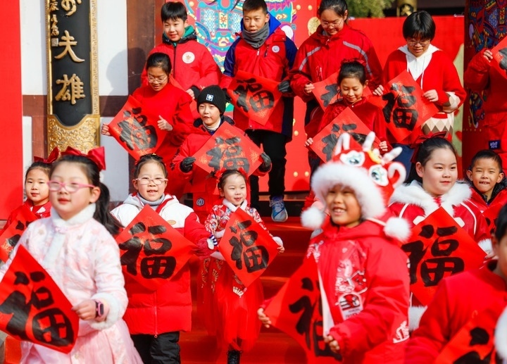 2月2日，小朋友在濟(jì)南五龍?zhí)毒皡^(qū)參加送福字活動(dòng)。新華社發(fā)（徐舟攝）