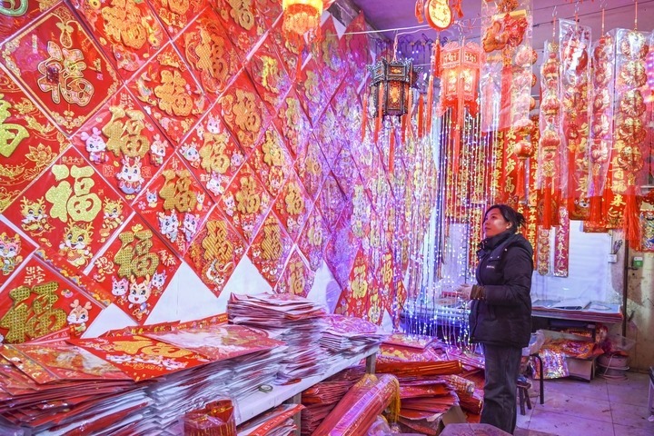 1月21日，在山西省晉中市平遙縣一家市場，市民在選購年貨。新華社發(fā)（梁生仁攝）