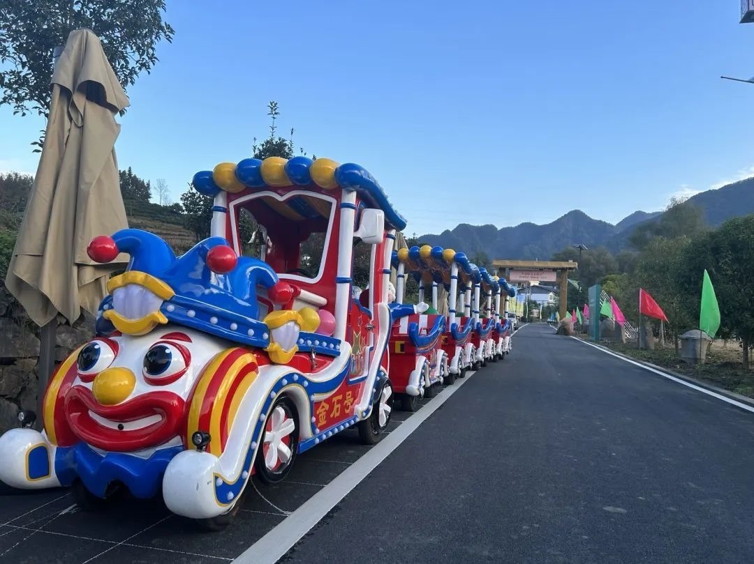 2023年10月，金石村集體出資購(gòu)買了兩輛無(wú)軌觀光小火車。紫陽(yáng)縣融媒體中心供圖
