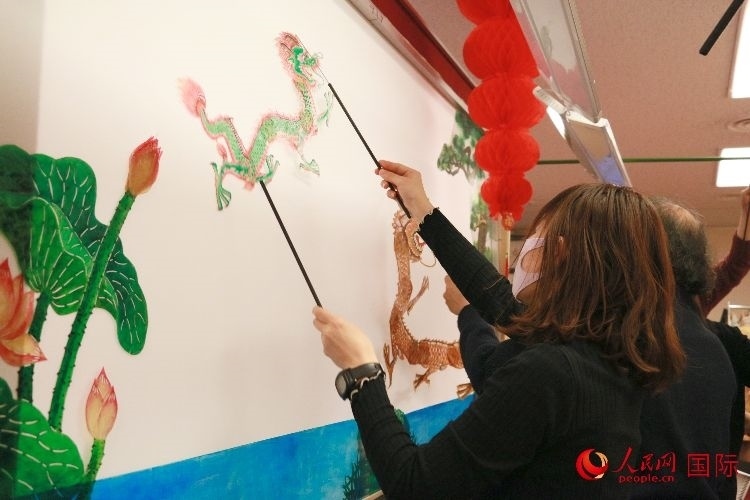 皮影戲表演。人民網(wǎng) 許可攝