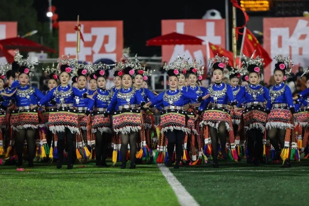 △2024年2月3日，2024年全國(guó)“村晚”示范展示活動(dòng)暨貴州“村超村晚”系列活動(dòng)之一的民族文化展演，在榕江縣“村超”足球場(chǎng)舉行。