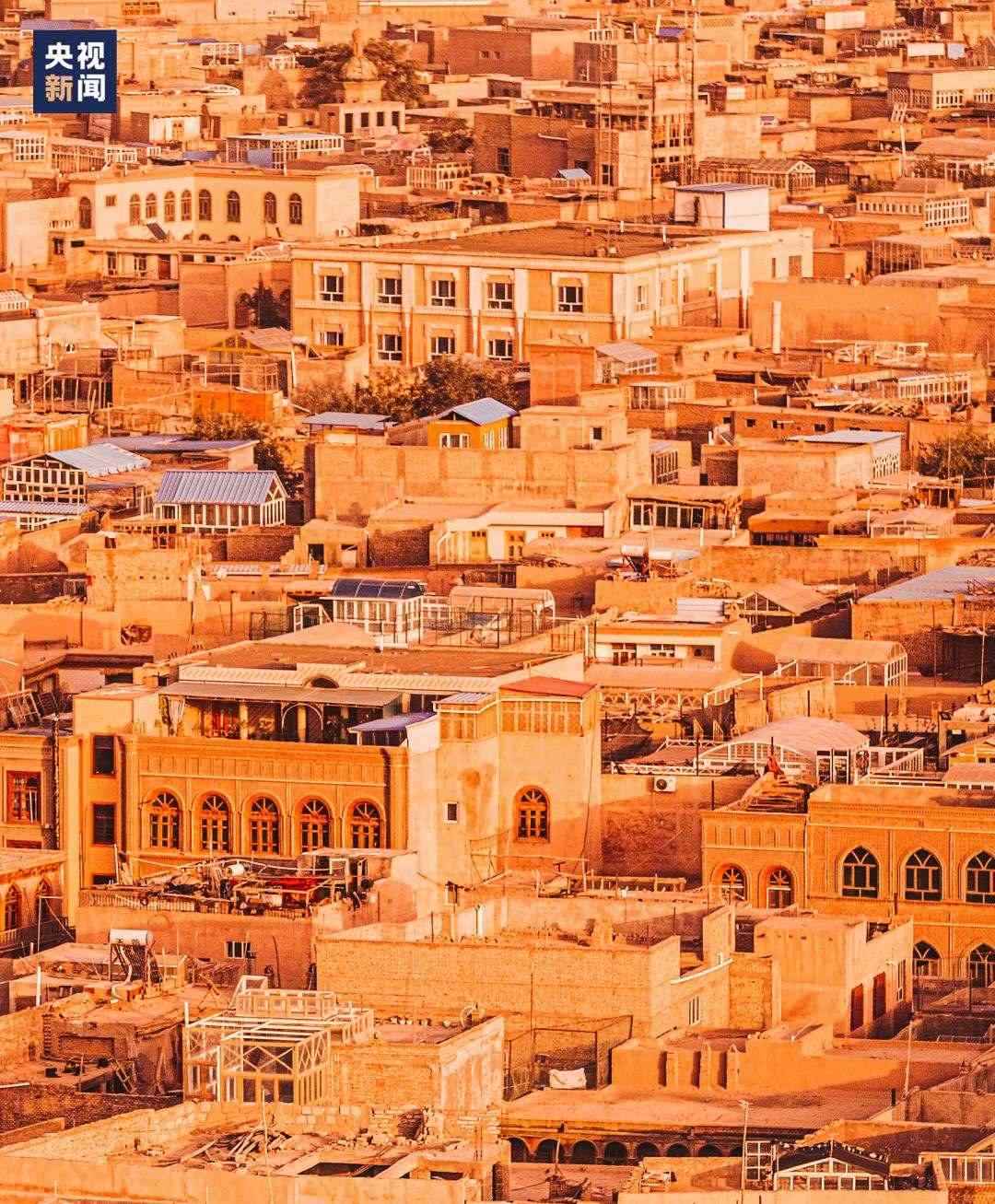 △喀什古城在天山和昆侖山的守護(hù)下，留住了千年前的樣子。