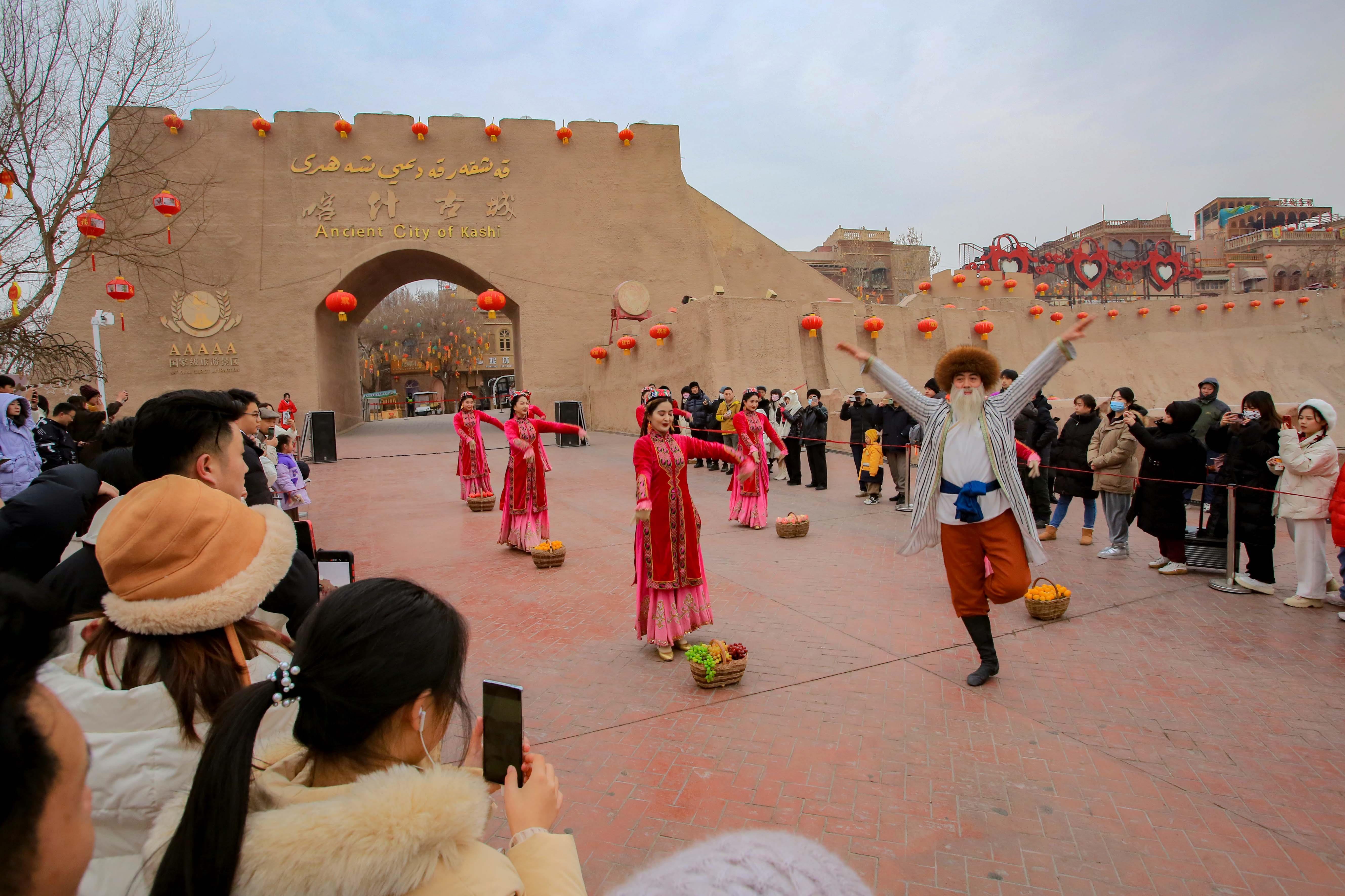 △2024年2月4日，演員在新疆喀什古城入城儀式上表演舞蹈。