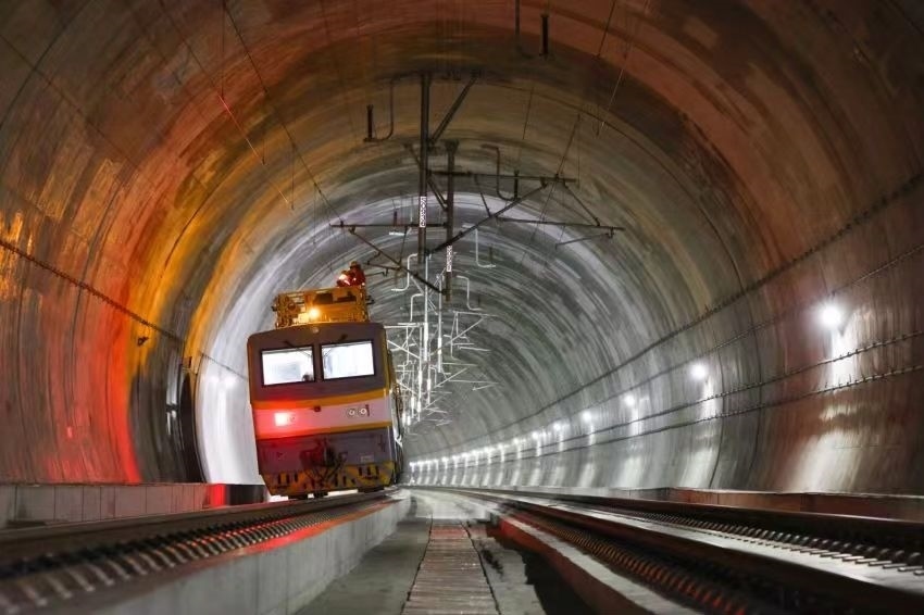 凌晨，接觸網(wǎng)作業(yè)車的燈光紅黃相間。胡鵬攝