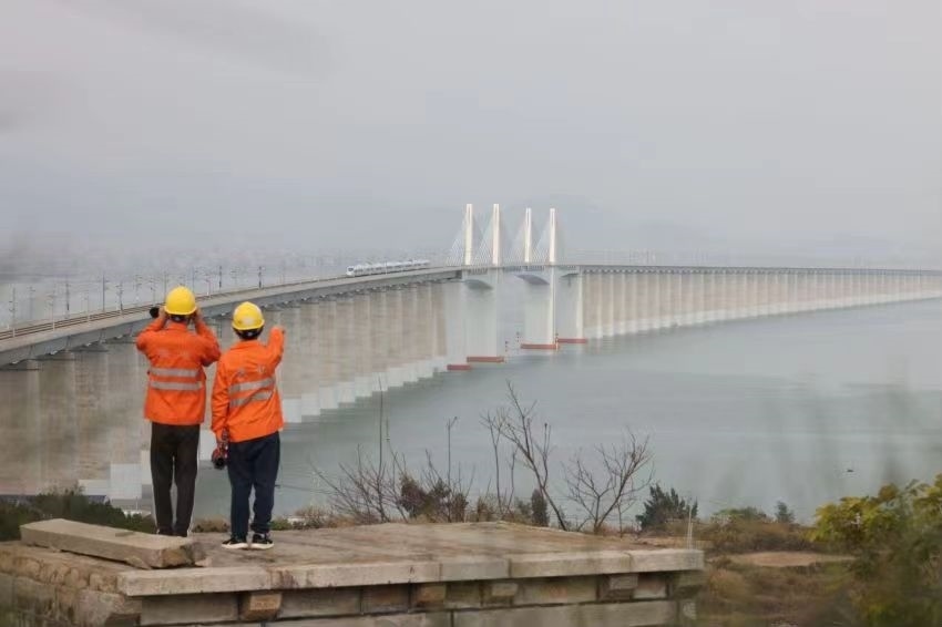 許沖和工友在白天巡視湄洲灣大橋上的供電設備。胡鵬攝