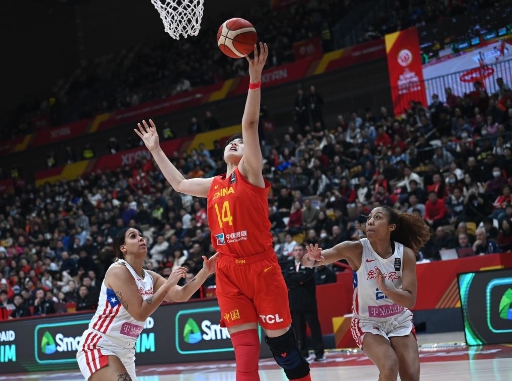 2月11日，中國(guó)隊(duì)球員李月汝（中）在比賽中上籃。新華社記者 李一博 攝