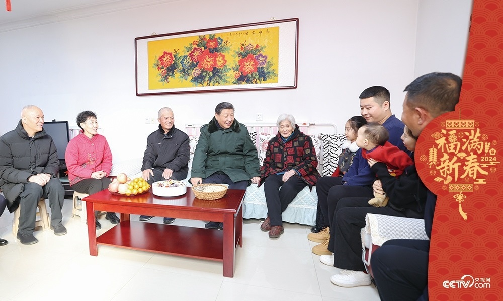 2024年2月1日，習(xí)近平總書記在天津市西青區(qū)辛口鎮(zhèn)第六埠村考察時(shí)，同村民杜洪剛一家人親切拉家常。