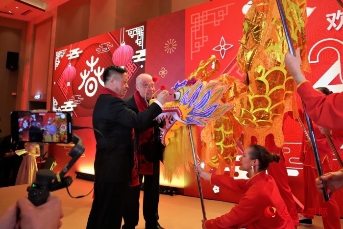 張漢暉（左）、施威特科（右）共同為彩龍點(diǎn)睛。于子恒攝