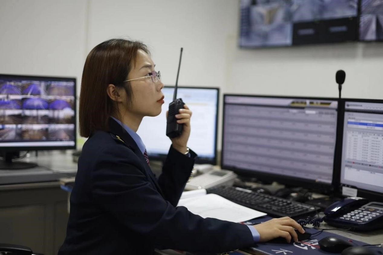 張華正在使用對講機(jī)溝通客運(yùn)工作情況。蔡紫妍攝