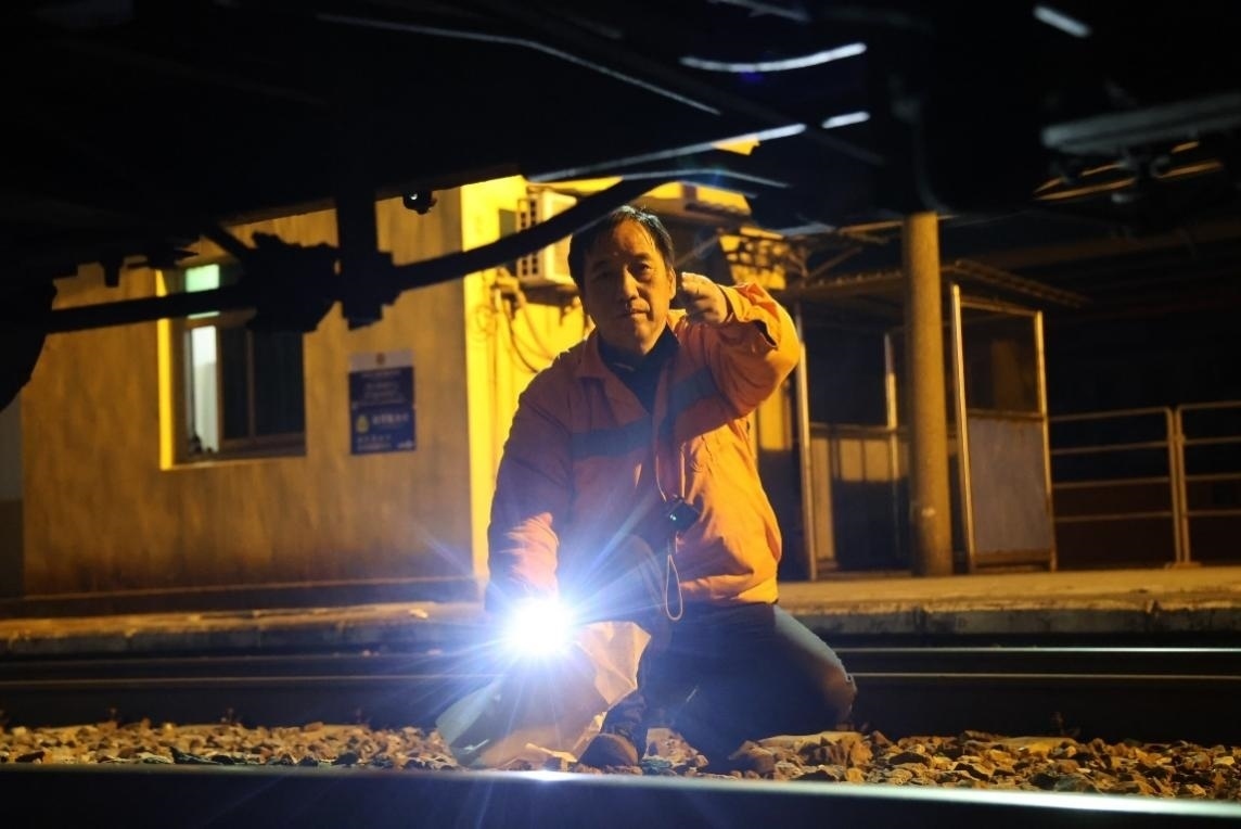 凌晨2點(diǎn)，李金饒正在檢查關(guān)門車。陸佳駿攝