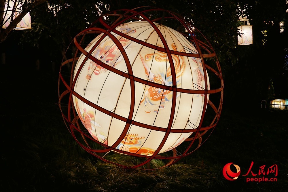 白鷺洲公園展出的燈彩作品。人民網(wǎng)記者 韋衍行攝