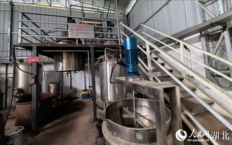 壩漆工業(yè)化量產(chǎn)設(shè)備。人民網(wǎng)記者 周雯攝