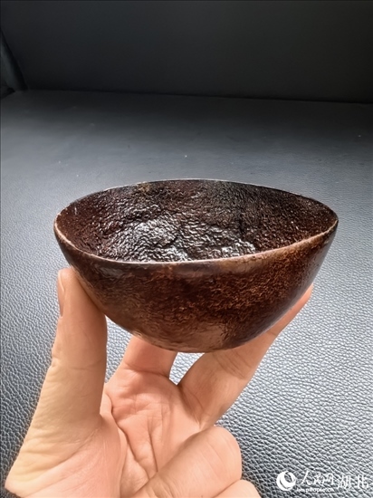 用橘子皮制成的碗。人民網(wǎng)記者 周雯攝
