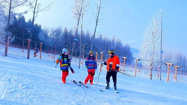 新春走基層｜滑雪場(chǎng)上過(guò)春節(jié)！冰城“冷資源”變成“熱經(jīng)濟(jì)”