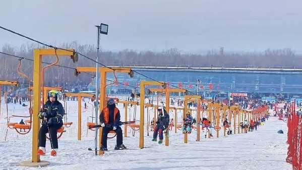 新春走基層｜滑雪場(chǎng)上過(guò)春節(jié)！冰城“冷資源”變成“熱經(jīng)濟(jì)”