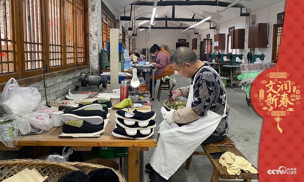 唐昌布鞋坊內(nèi)的工人正在趕制布鞋。王凡攝