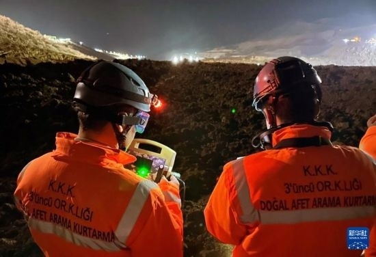 2月13日，救援人員在土耳其東部埃爾津詹省伊利奇區(qū)礦難現(xiàn)場(chǎng)工作。新華社發(fā)（穆斯塔法·卡亞攝）