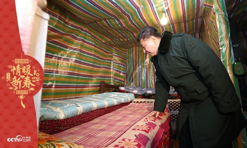 2018年2月11日，習近平總書記在四川三河村貧困戶吉好也求家中看望。