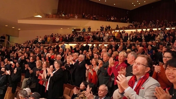 中德觀眾觀看中央民族樂團“”天地永樂·中國節(jié)“”音樂會。中國駐德國大使館供圖
