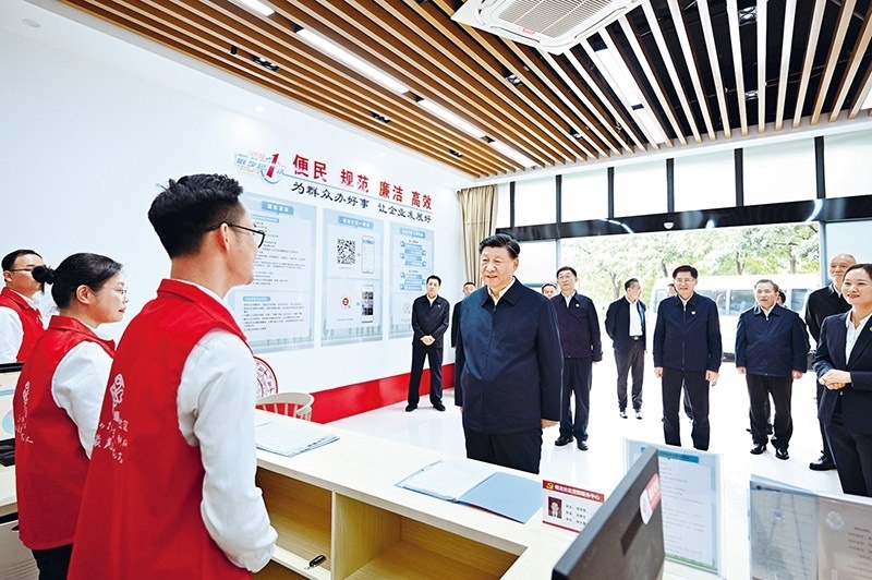 2023年12月14日至15日，中共中央總書記、國家主席、中央軍委主席習(xí)近平在廣西考察。這是14日上午，習(xí)近平在南寧市良慶區(qū)蟠龍社區(qū)黨群服務(wù)中心考察。 新華社記者 燕雁/攝