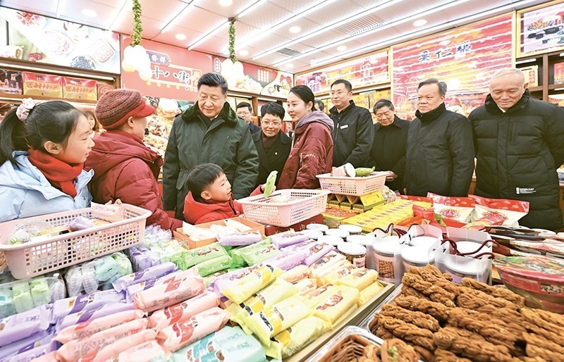 2024年2月1日至2日，中共中央總書記、國家主席、中央軍委主席習(xí)近平來到天津，看望慰問基層干部群眾。這是1日下午，習(xí)近平在天津古文化街考察時(shí)，走進(jìn)店鋪同現(xiàn)場群眾互動交流。 新華社記者 謝環(huán)馳/攝