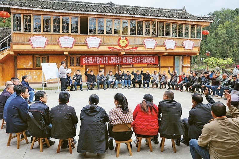 圖為2023年4月6日，貴州省黔東南苗族侗族自治州施秉縣白垛鄉(xiāng)白垛村村民在討論產(chǎn)業(yè)發(fā)展、人居環(huán)境提升、鄉(xiāng)村文明建設(shè)相關(guān)事宜。 人民圖片 磨桂賓/攝