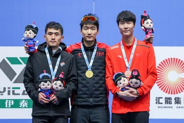 1月12日，“十四冬”速度滑冰（公開(kāi)組）男子500米比賽，冠軍黑龍江隊(duì)選手高亭宇（中）、亞軍遼寧隊(duì)選手楊濤（左）、季軍河北隊(duì)選手李添龍?jiān)陬C獎(jiǎng)儀式上合影。新華社記者 王楷焱 攝