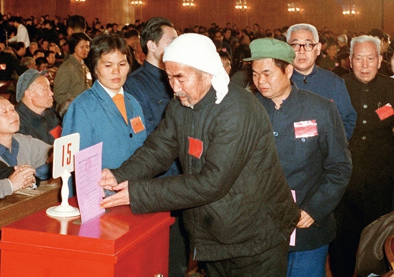 我國現(xiàn)行憲法于1982年12月4日由第五屆全國人大第五次會議通過并公布施行。根據(jù)改革開放和社會主義現(xiàn)代化建設(shè)的實踐和發(fā)展，全國人大于1988年、1993年、1999年、2004年、2018年先后5次作出必要的、也是十分重要的修正。圖為出席第五屆全國人民代表大會第五次會議的代表投票表決《中華人民共和國憲法》（資料照片）。 新華社發(fā)