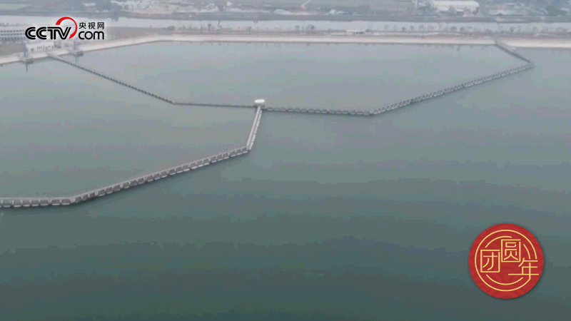 △西江潛地行，潤澤大灣區(qū)。珠江三角洲水資源配置工程西起廣東佛山順德西江干流鯉魚洲，穿越獅子洋，東至深圳公明水庫，是世界上流量最大的長距離有壓調(diào)水工程。