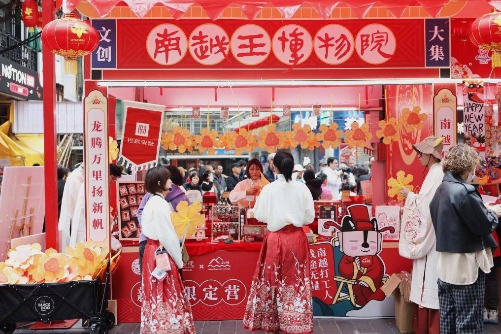 在西湖花市的南越王博物院攤位，文創(chuàng)與花市的跨界融合吸引了不少市民游客駐足。（南越王博物院供圖）