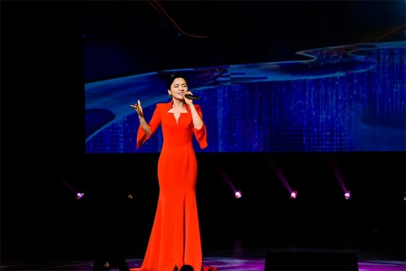 女高音歌唱家陳思思演唱《但愿人長久》。趙 靖攝