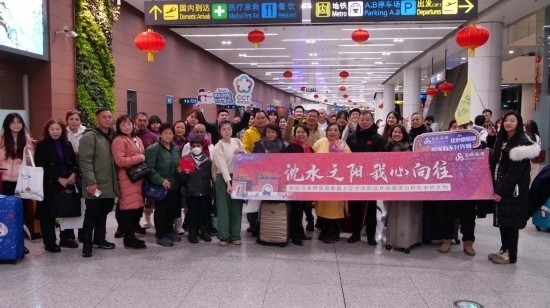 2月11日，一批馬來西亞游客抵達(dá)沈陽桃仙國際機(jī)場(chǎng)。新華社發(fā)