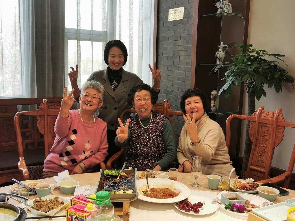 吳釗（前排左一）和鄰居一起在天津過(guò)年。（采訪對(duì)象供圖）