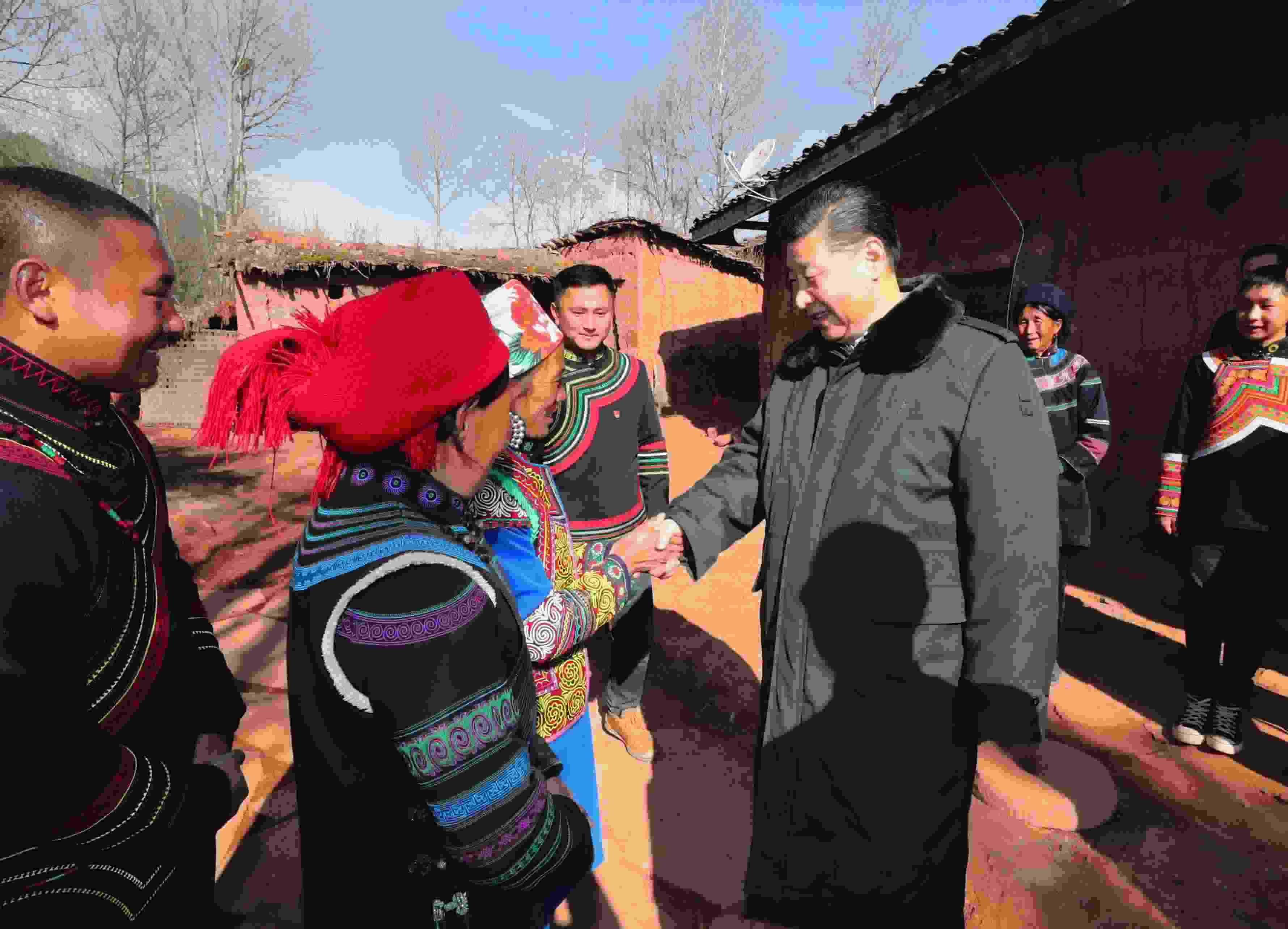 △ 2018年2月11日，習(xí)近平總書記驅(qū)車2個(gè)多小時(shí)，從四川西昌市來(lái)到位于大涼山深處的昭覺縣三岔河鄉(xiāng)三河村、解放鄉(xiāng)火普村，走進(jìn)彝族貧困群眾家中，看實(shí)情、問冷暖、聽心聲，同當(dāng)?shù)馗刹咳罕姽采叹珳?zhǔn)脫貧之策。