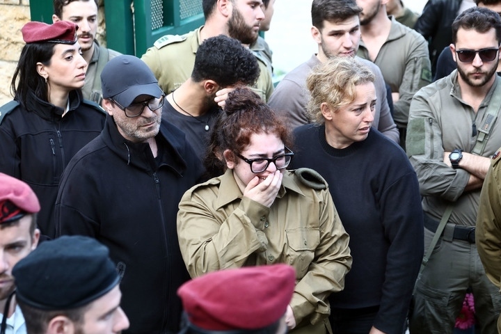 1月23日，在以色列特拉維夫的一處公墓，人們參加一名以色列士兵的葬禮。新華社發(fā)（吉德翁·馬科維奇攝/基尼圖片社）