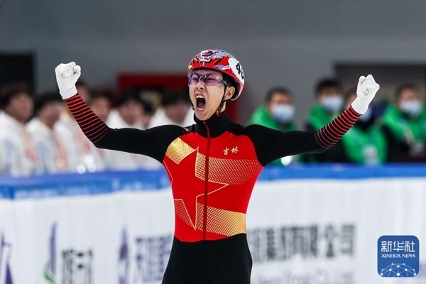 吉林隊(duì)選手孫龍沖線后慶祝勝利。新華社記者 李博 攝