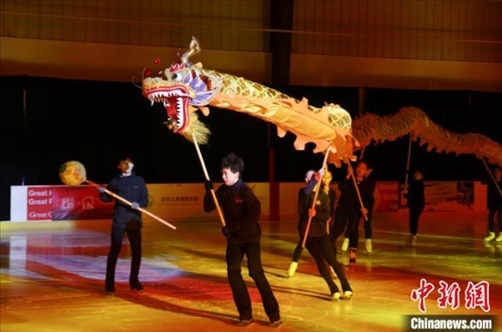 當地時間2月17日晚，作為農歷甲辰龍年“歡樂春節(jié)”系列活動之一，別具特色的青少年冰上春晚在加拿大多倫多舉行。圖為青少年表演冰上舞龍。 中新社記者 余瑞冬 攝