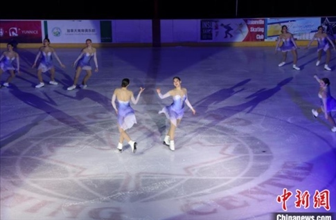 當地時間2月17日晚，青少年冰上春晚在加拿大多倫多舉行。圖為曾獲加拿大全國冠軍的一支青少年花滑隊進行集體自由滑表演。 中新社記者 余瑞冬 攝