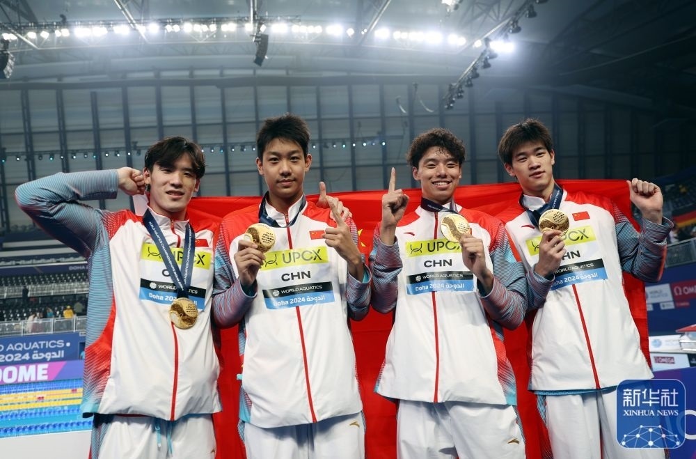 2月11日，2024年多哈游泳世錦賽男子4×100米自由泳接力決賽，中國隊選手王浩宇、張展碩、季新杰和潘展樂（從左到右）在頒獎儀式后合影慶祝。新華社記者 雒圓 攝